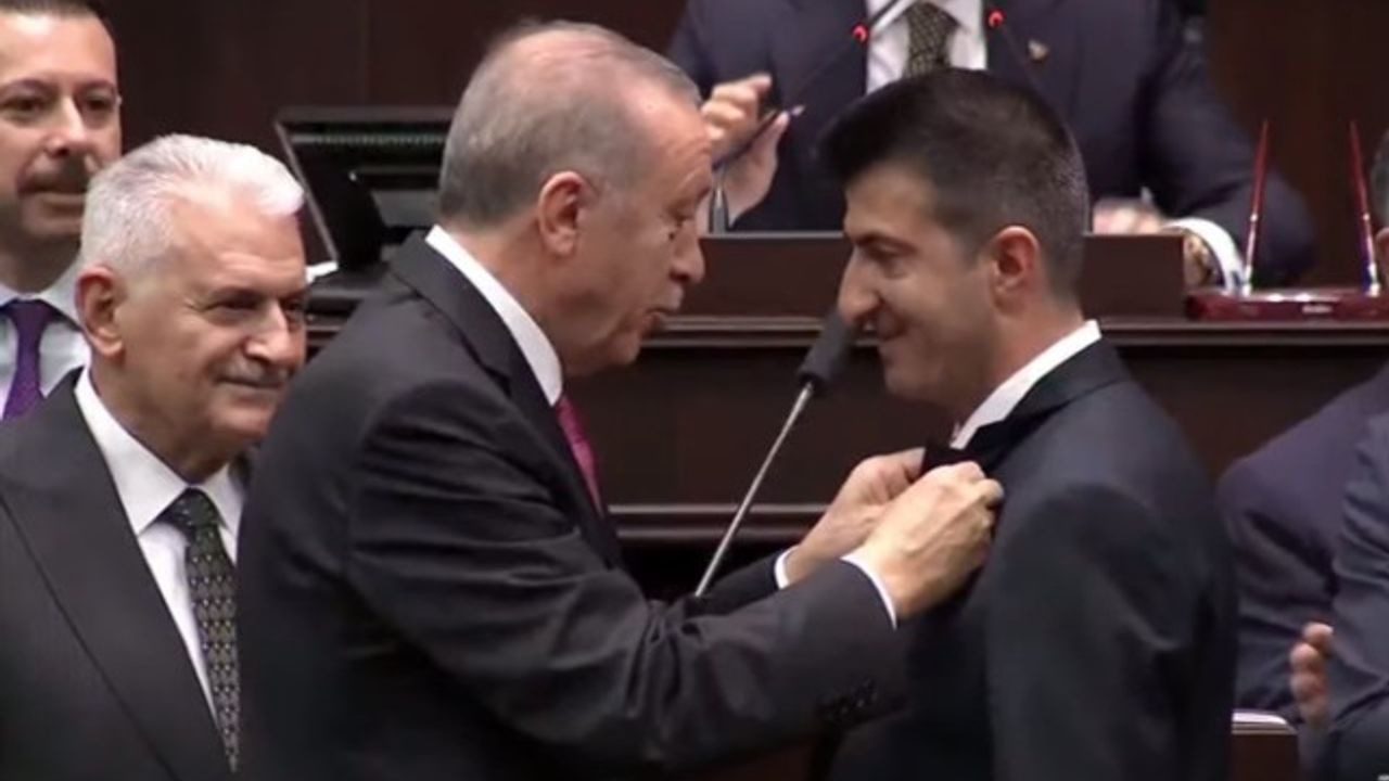 Mehmet Akif Çelebi'nin AKP Rozetini Erdoğan Taktı