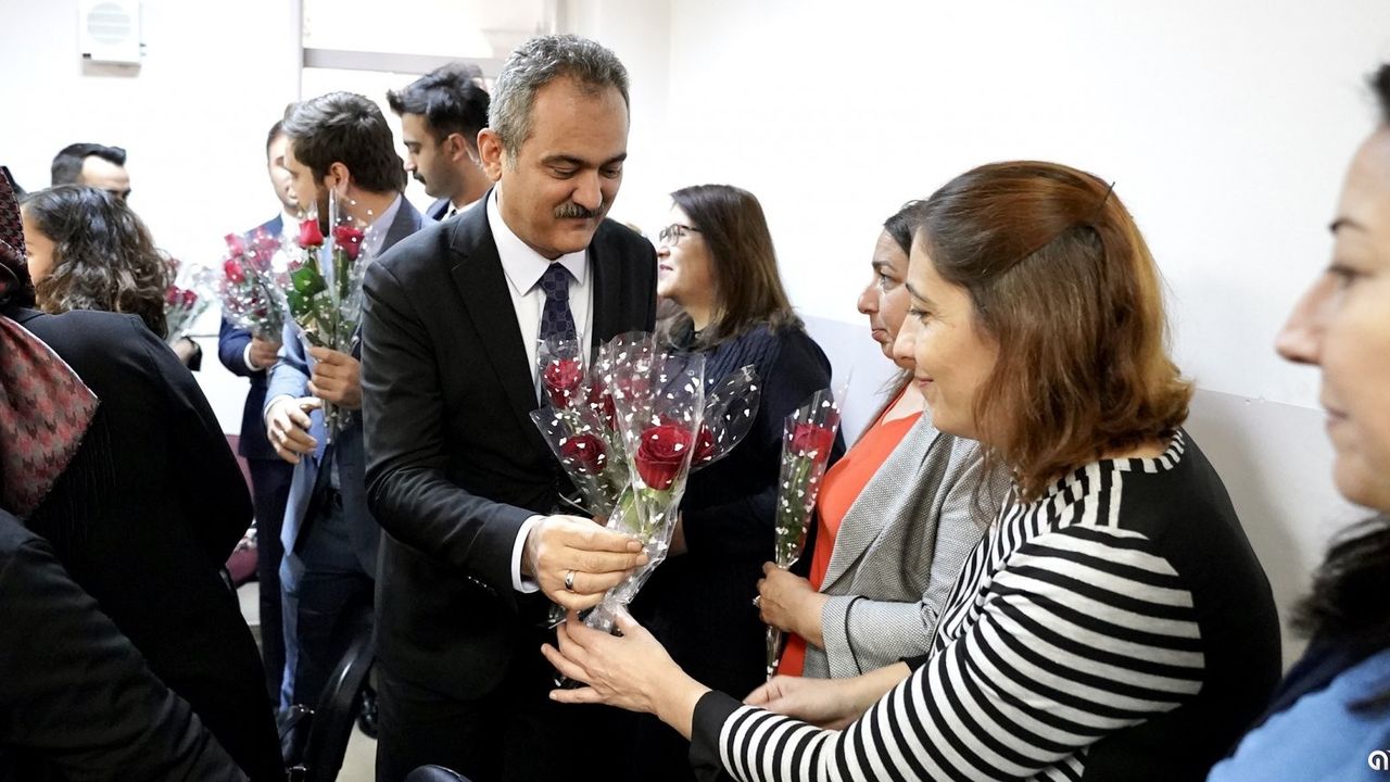 Bakan Özer'den öğretmenlere çiçek