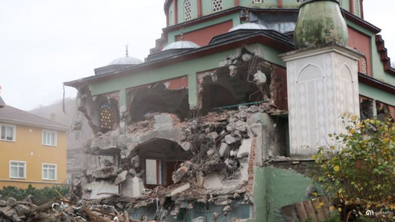 Düzce depreminde ağır hasar gören cami yıkıldı