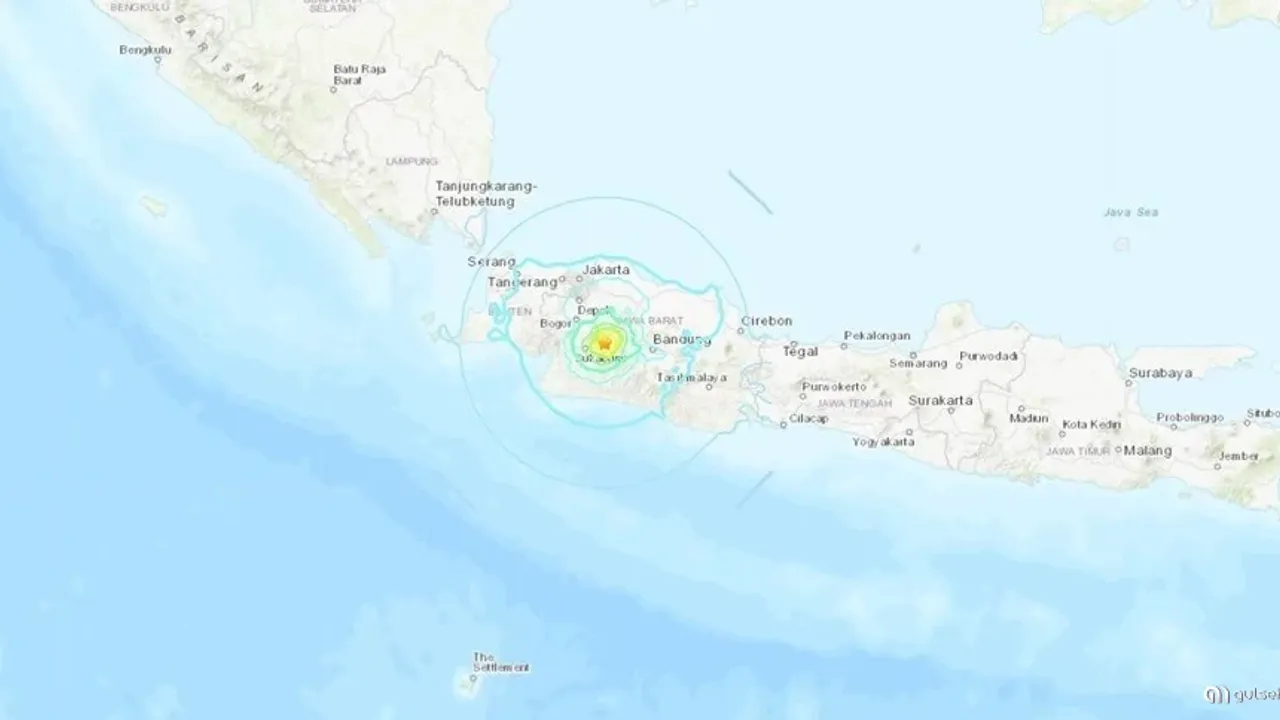 Endonezya'da 5.6 büyüklüğündeki depremde acı büyüyor.
