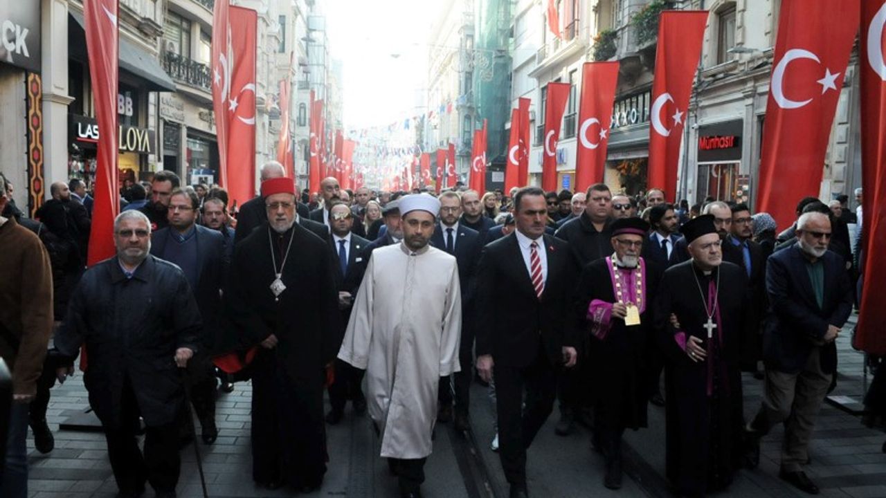 Beyoğlu'nda 'Din, Dil, Irk' gözetkemsizin birlik ve beraberlik yürüyüşü