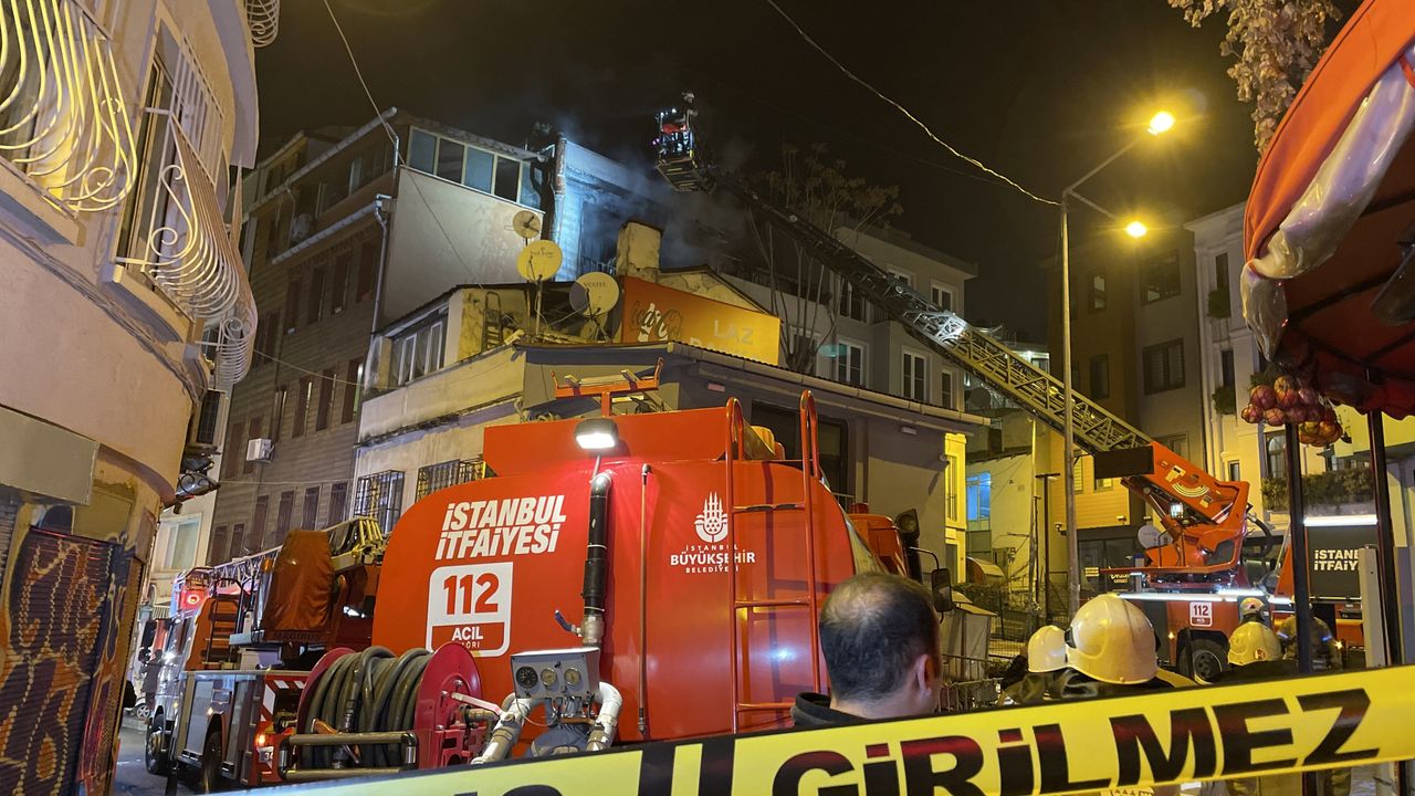 Beyoğlu'nda ahşap binada yangın