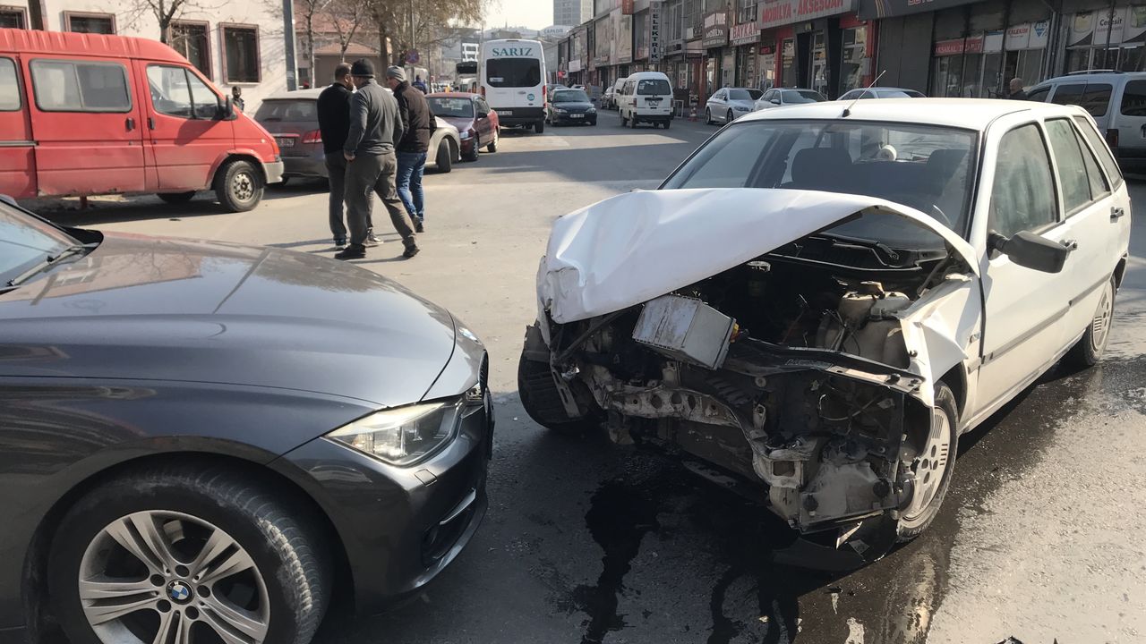 Kayseri'de zincirleme kaza, 3 araç hasarlı