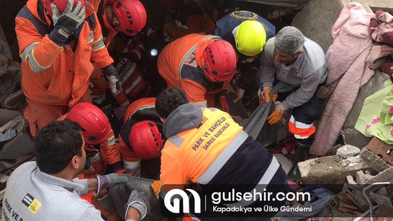 Hatay'da Konya ekipleri bir kişiyi enkazdan kurtardı