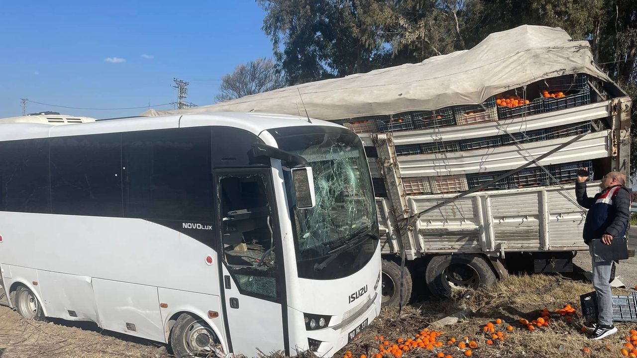 Mersin'de hükümlüleri taşıyan midibüs kaza yaptı, 23 yaralı