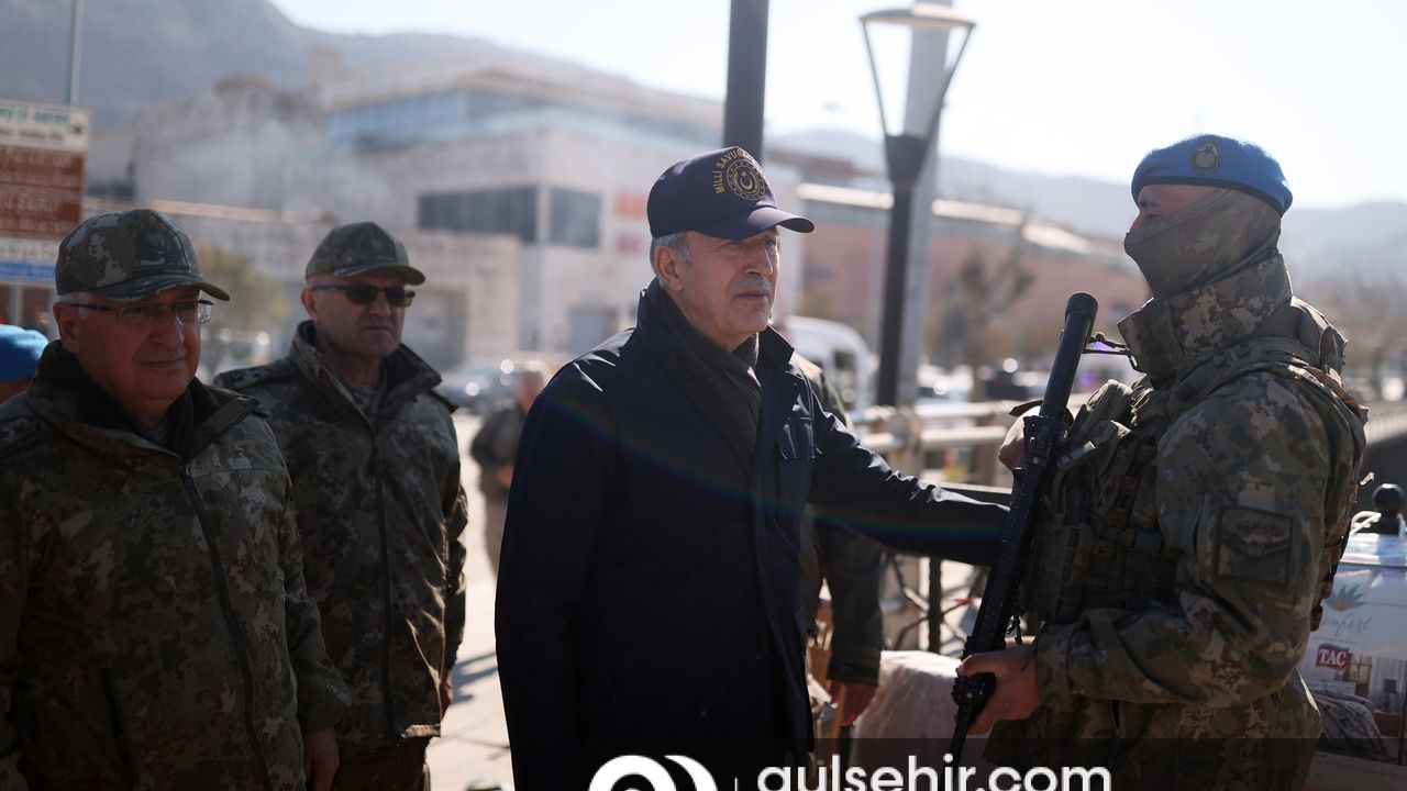 Hatay'da Milli Savunma Bakanı askerleri denetledi