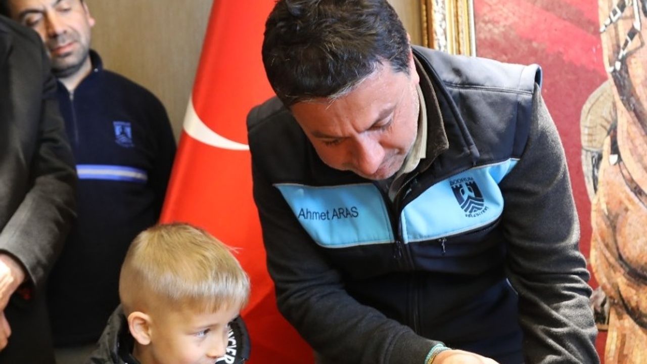 Bodrum'da Mehmet Ege depremzedelere harçlıklarını bağışladı