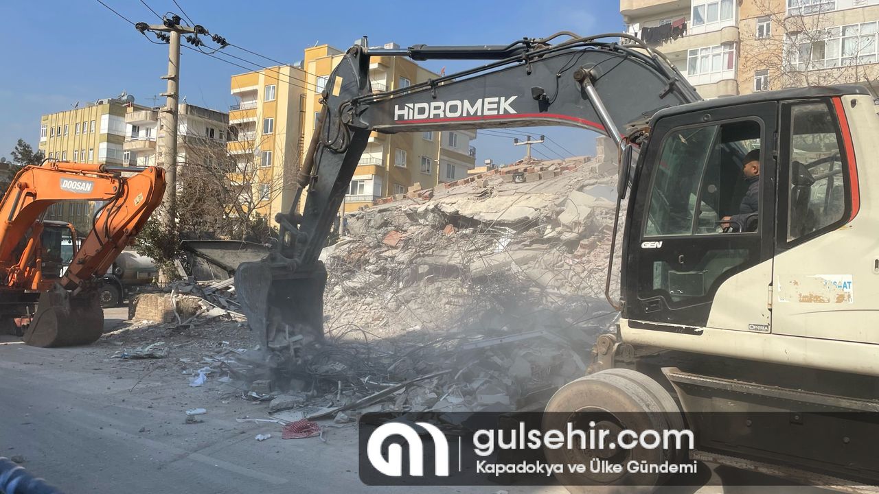 Şanlıurfa'da yıkılan boş binaların enkazları kaldırılıyor