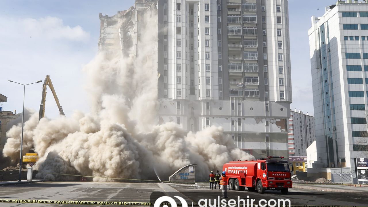 Kayseri'de, depremlerde hasar alan 12 katlı bina yıkılıyor