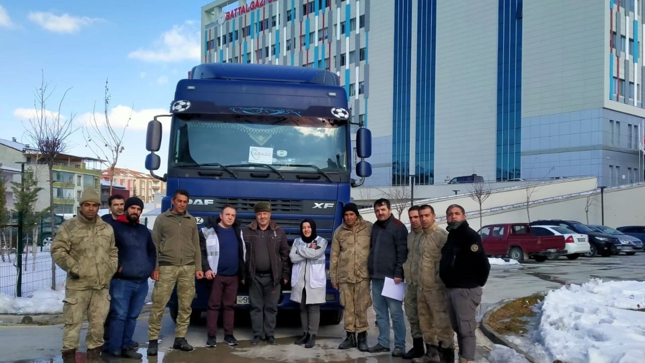Gönüllü tır şoförü Azerbaycan'dan Malatya'ya yardım getirdi