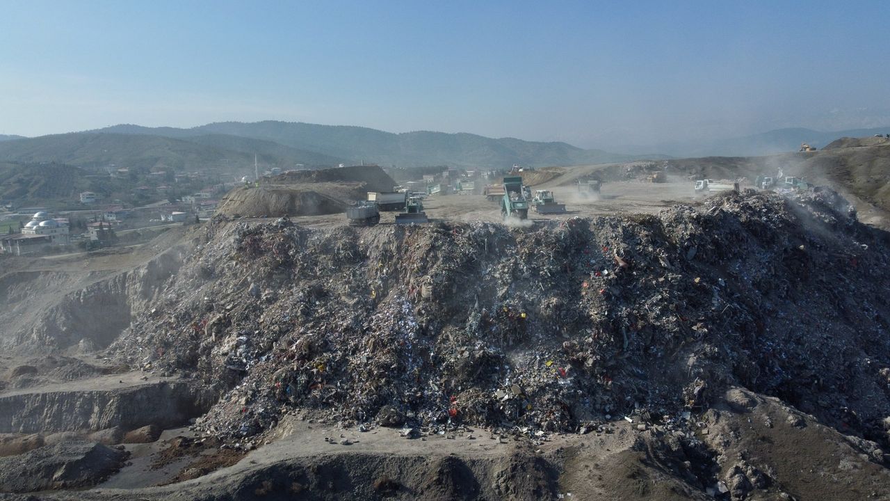 Kahramanmaraş'ta enkaz yığınları "dağ" gibi yükseliyor