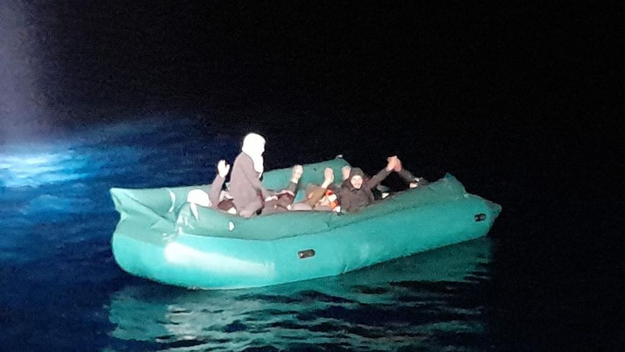 İzmir'de 16 düzensiz göçmen bulundu