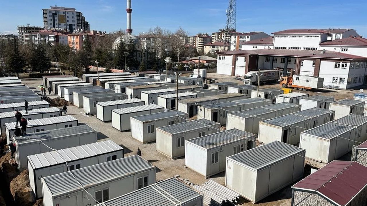 Elbistan'da depremzedeler için konteyner kent yapılıyor