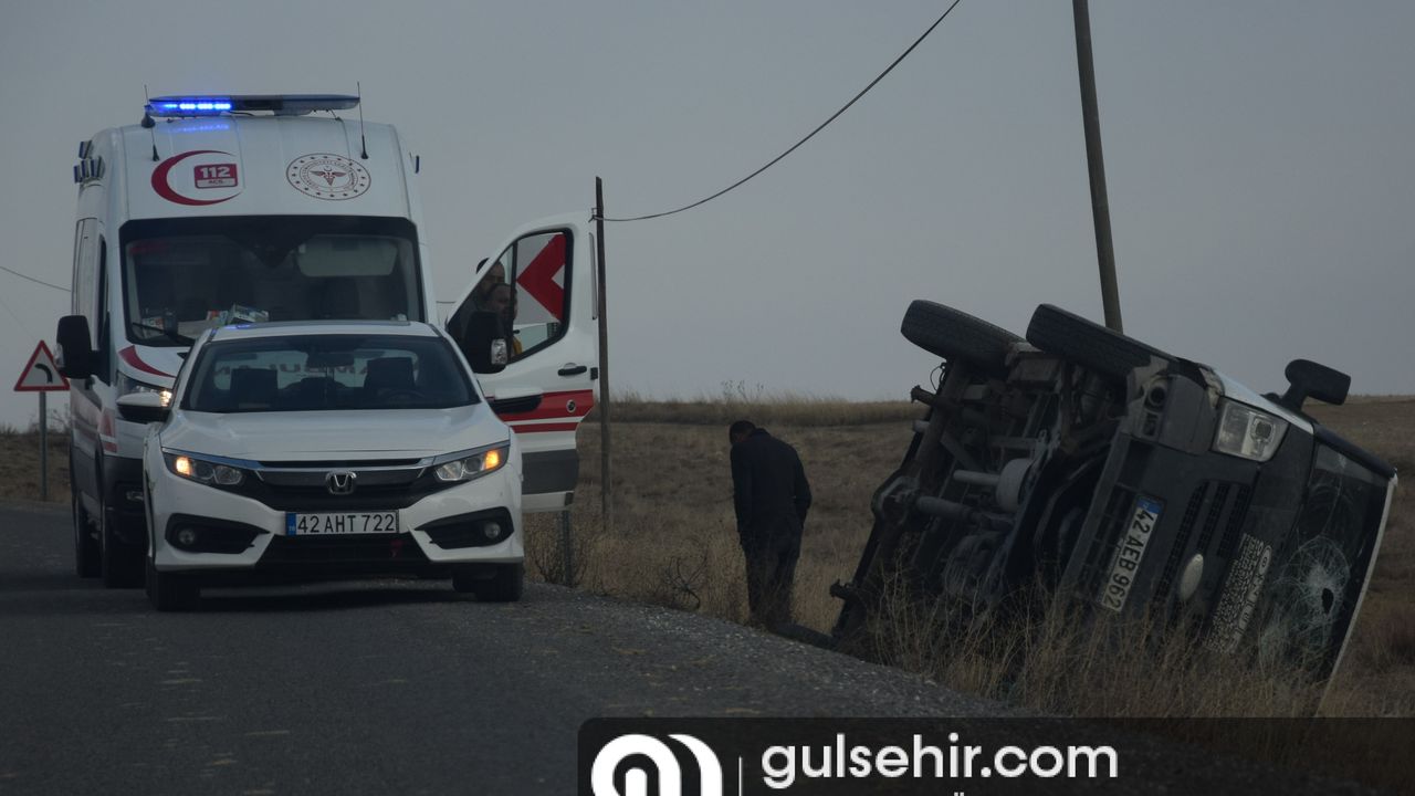 Konya'da kamyonet şarampole devrildi, sürücü yaralandı