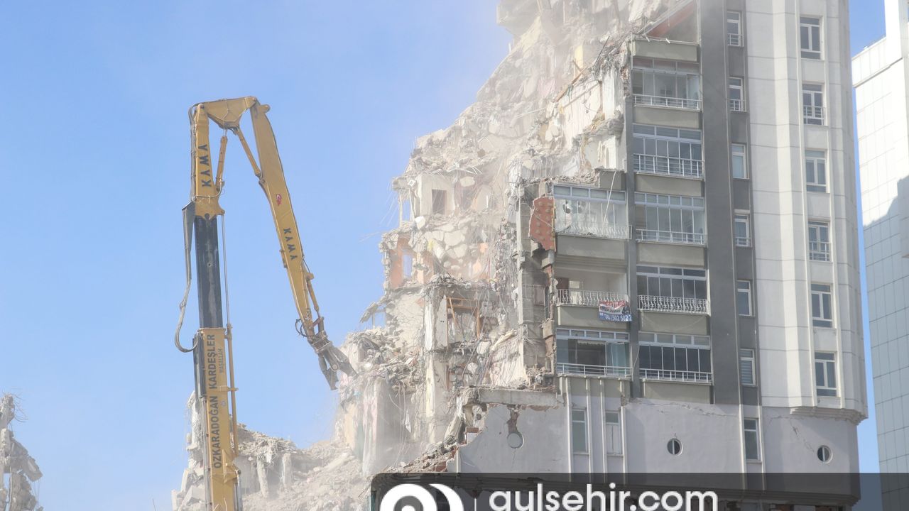 Kayseri'deki hasarlı binanın yıkımı devam ediyor