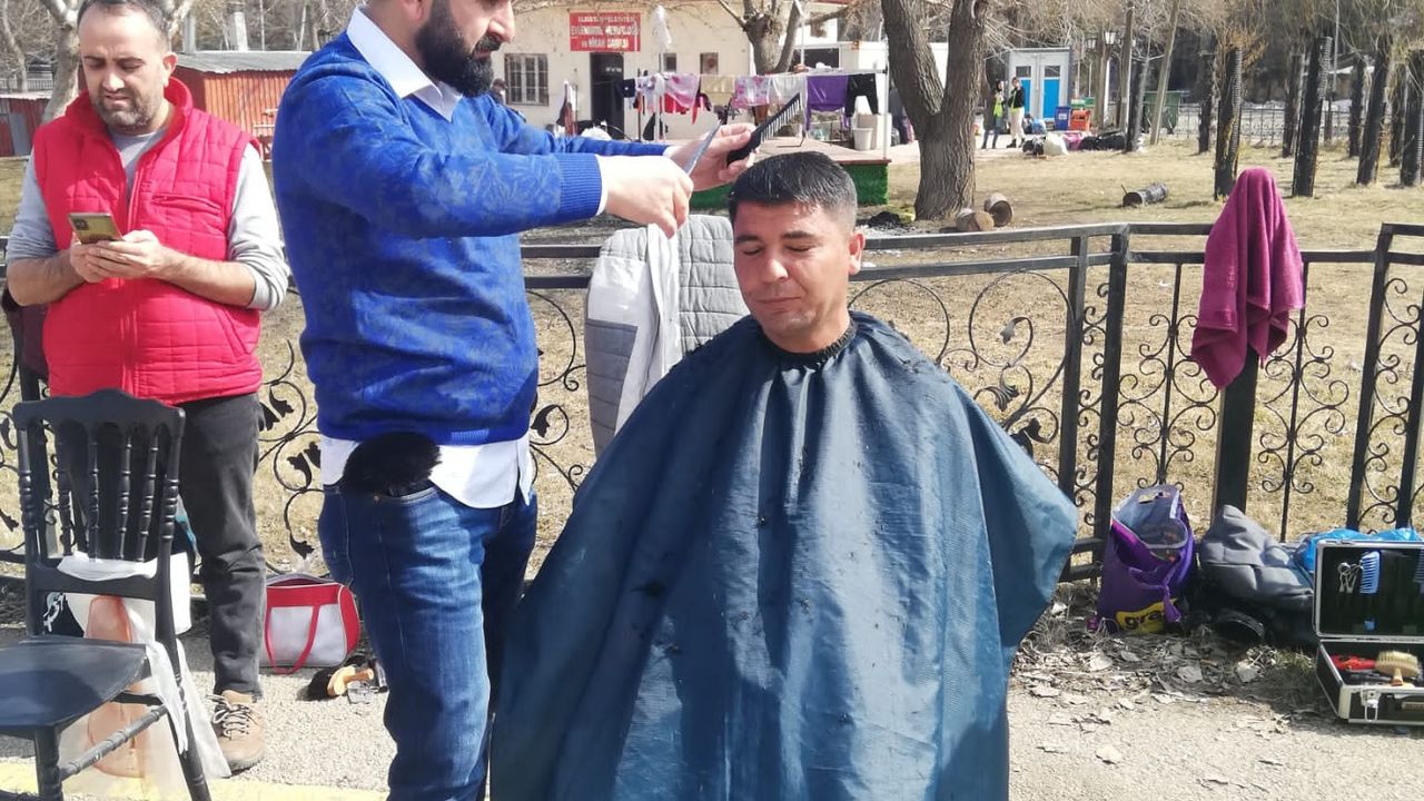 Kayseri'den Elbistan'a giden berberlerden ücretsiz tıraş