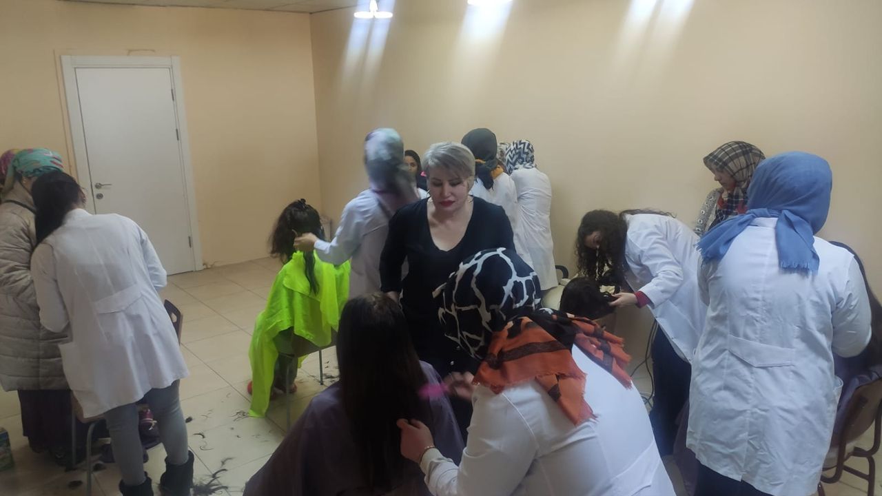 Nevşehir'de HEM kursiyerleri depremzedelerin saçını kesiyor