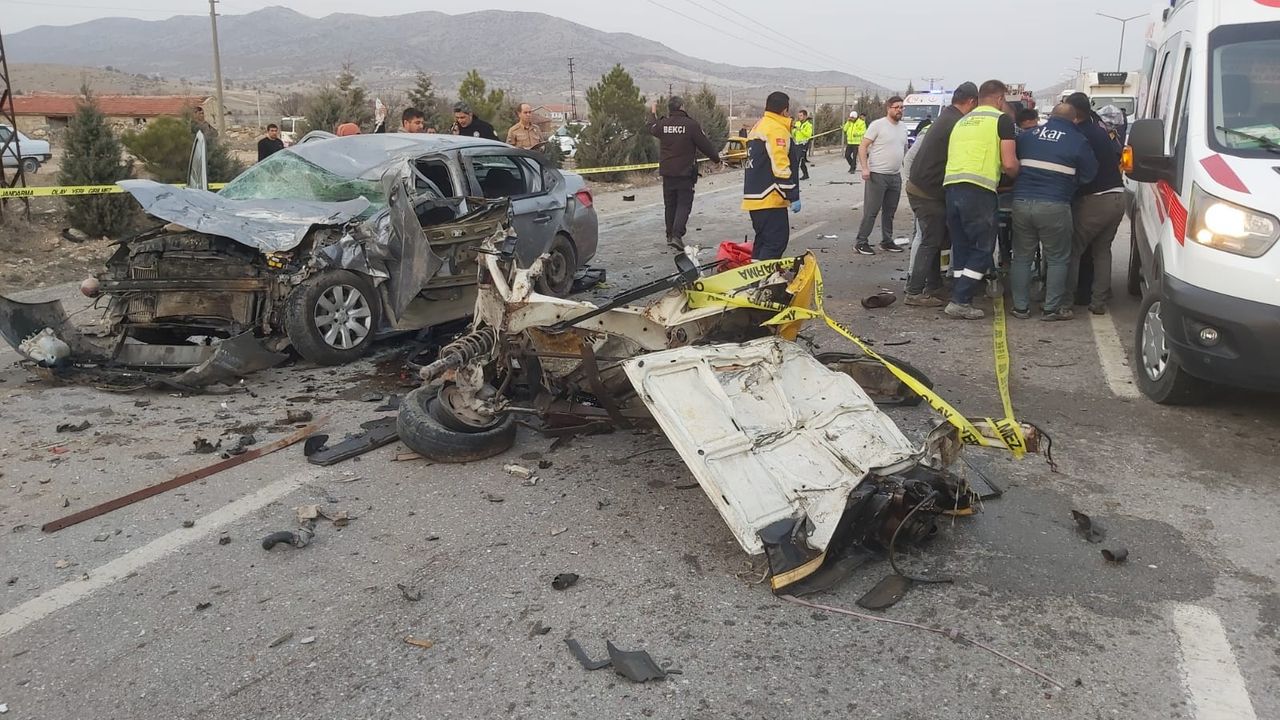 Afyonkarahisar'da iki otomobil çarpıştı, 5 kişi yaralandı