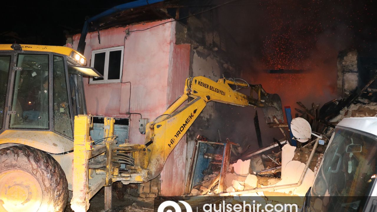 Burdur'da çıkan yangında 2 ev hasar gördü
