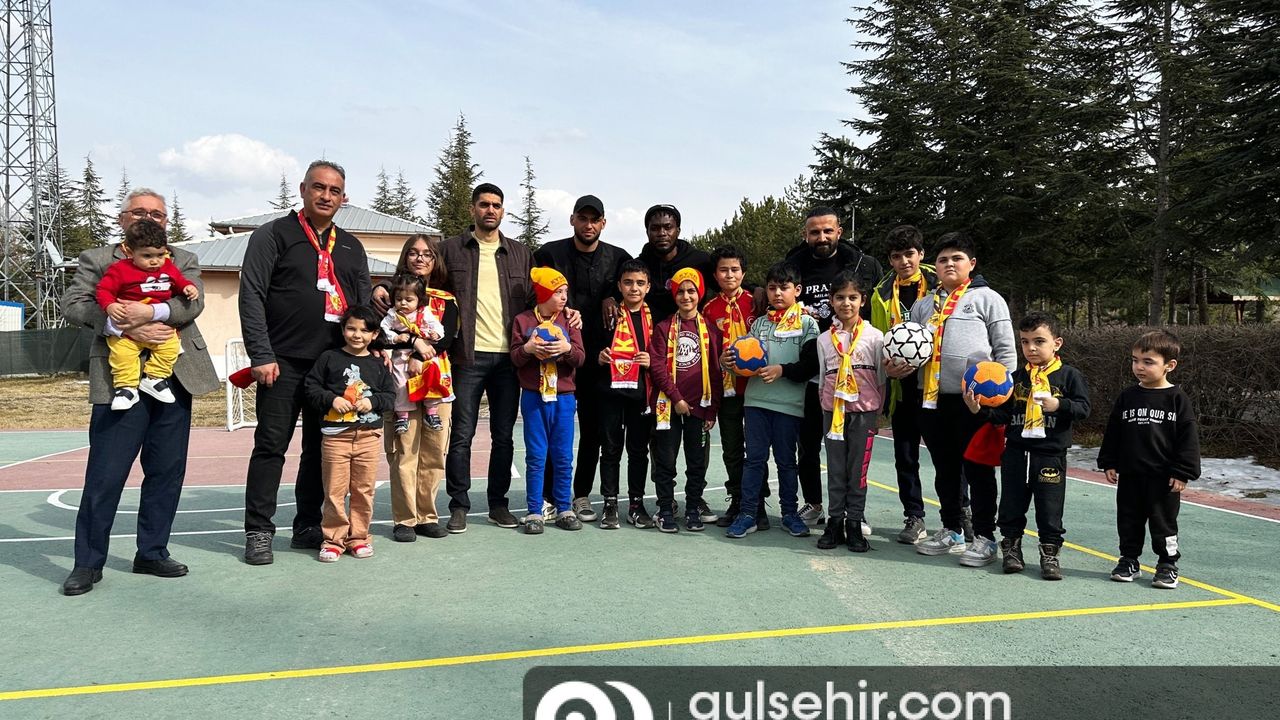 Kayserispor futbolculardan depremzede çocuklara ziyaret