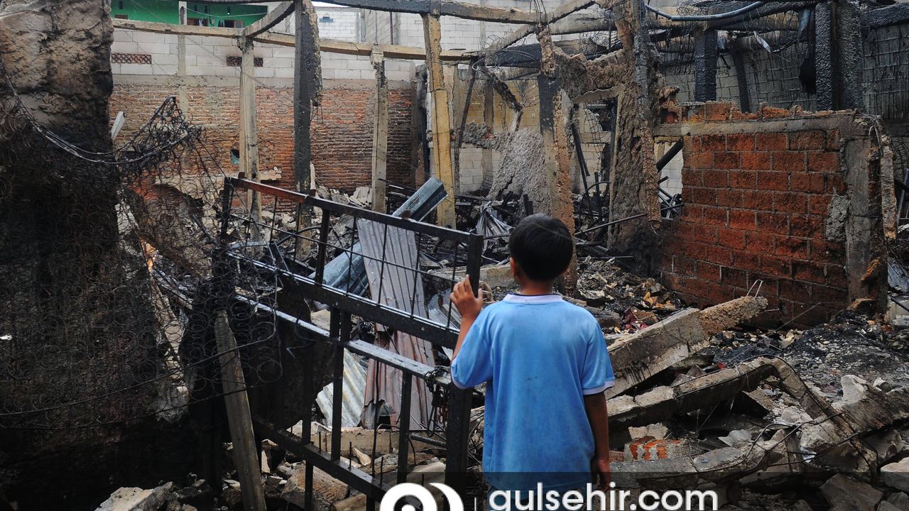 Endonezya'da akaryakıt deposunda yangın: 18 ölü