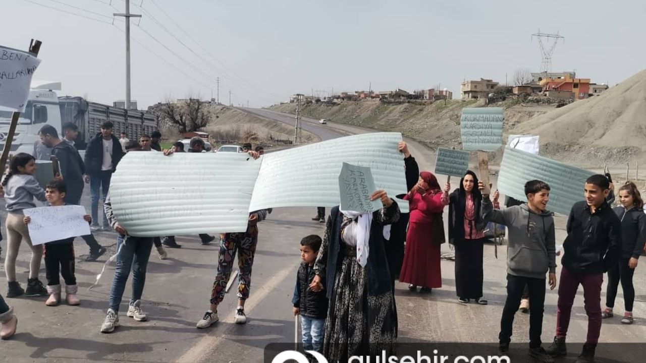 Şırnak'ta köy sakinleri protesto için yol kapattı