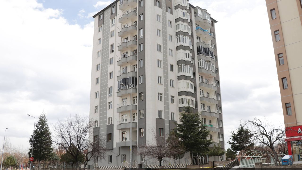Kayseri'de 11 katlı ağır hasarlı bina boşaltıldı
