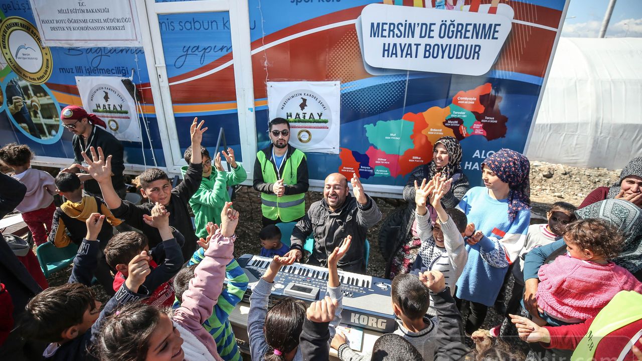 Depremzede müzisyen, çadır kentte çocuklar için org çalıyor