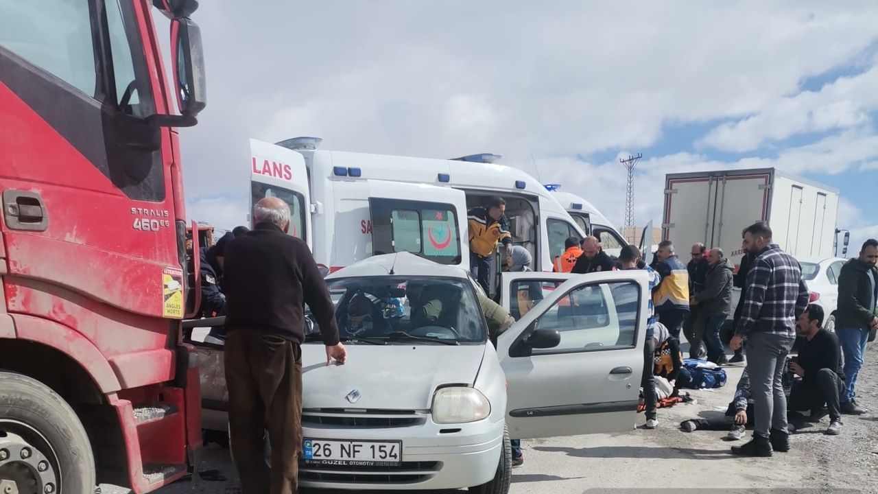 Erzincan'da depremzedelerin bulunduğu otomobil kaza yaptı