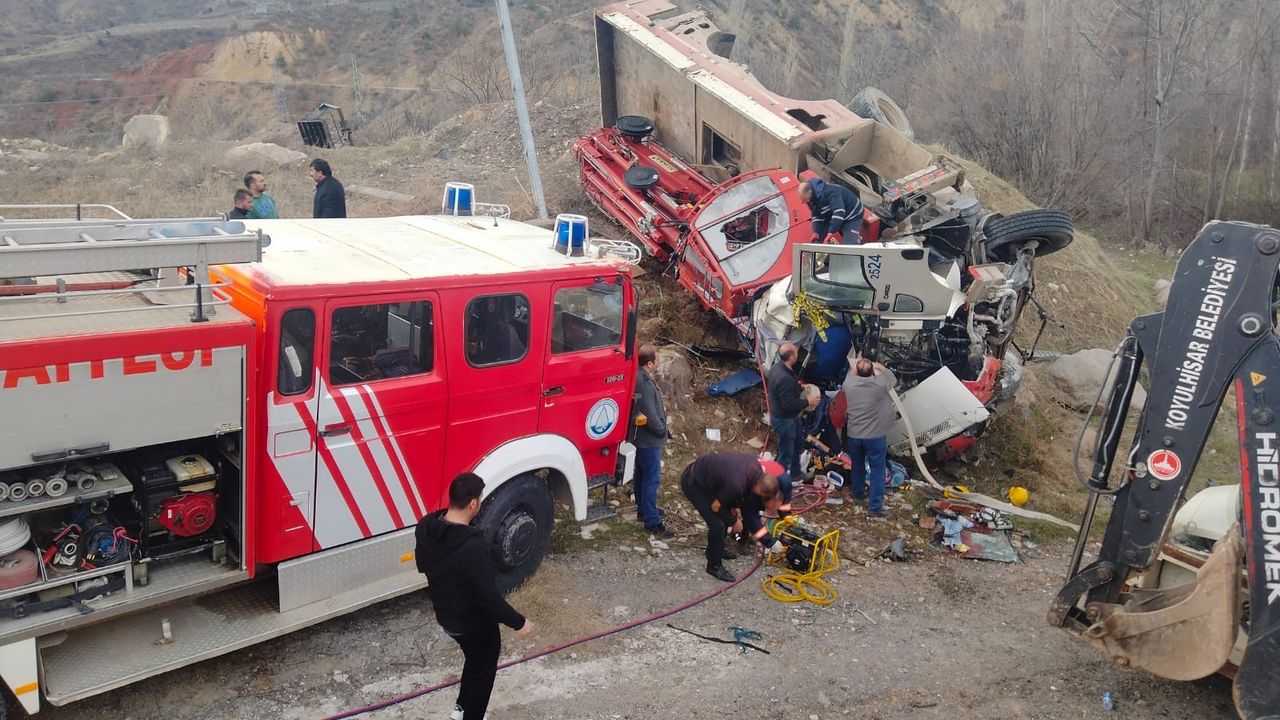 Sivas'ta vinç devrildi sürücü ağır yaralandı
