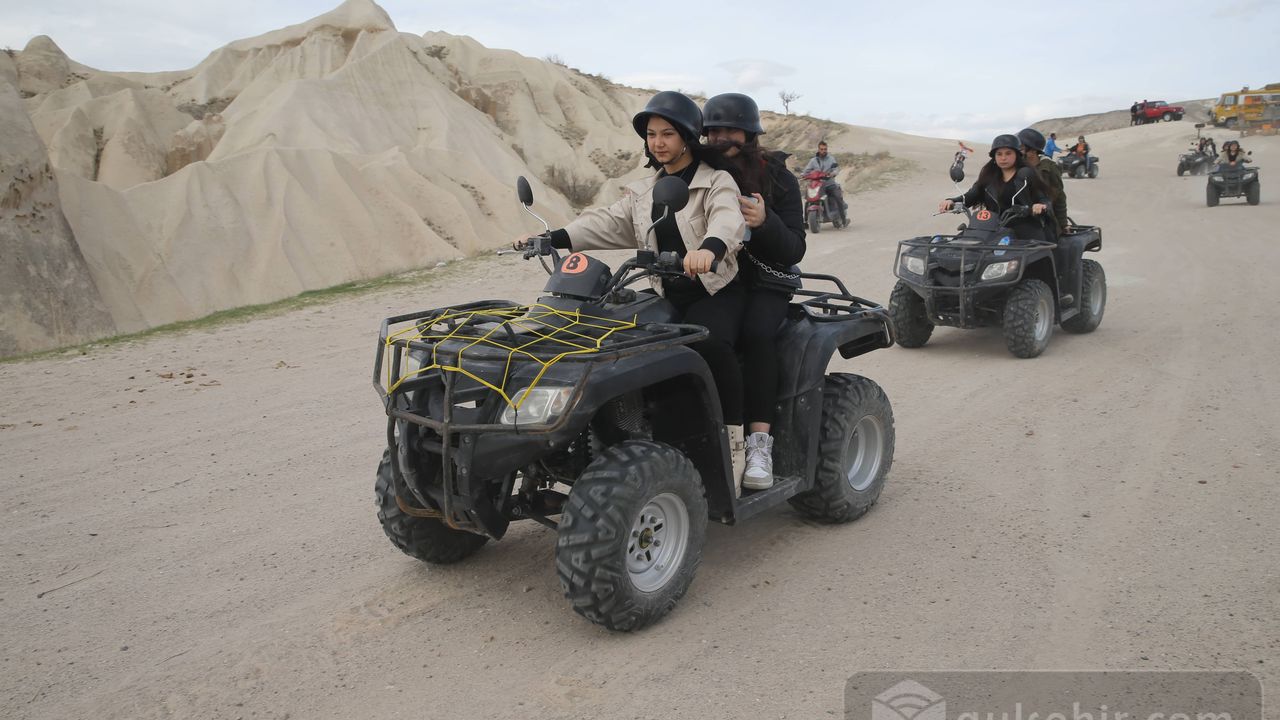 Kapadokya'da depremzede gençler arazi araçlarıyla gezdi
