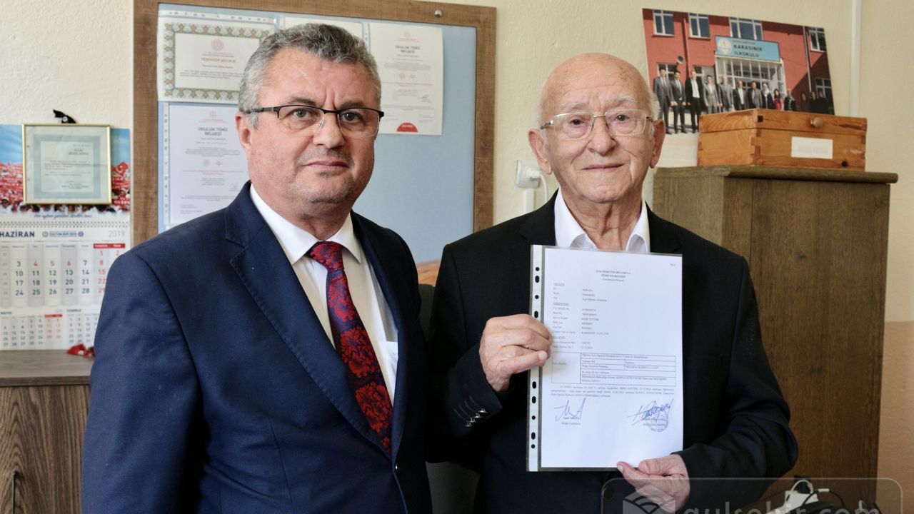Konya'da 84 yaşındaki "Dede" ortaokul eğitimini tamamladı