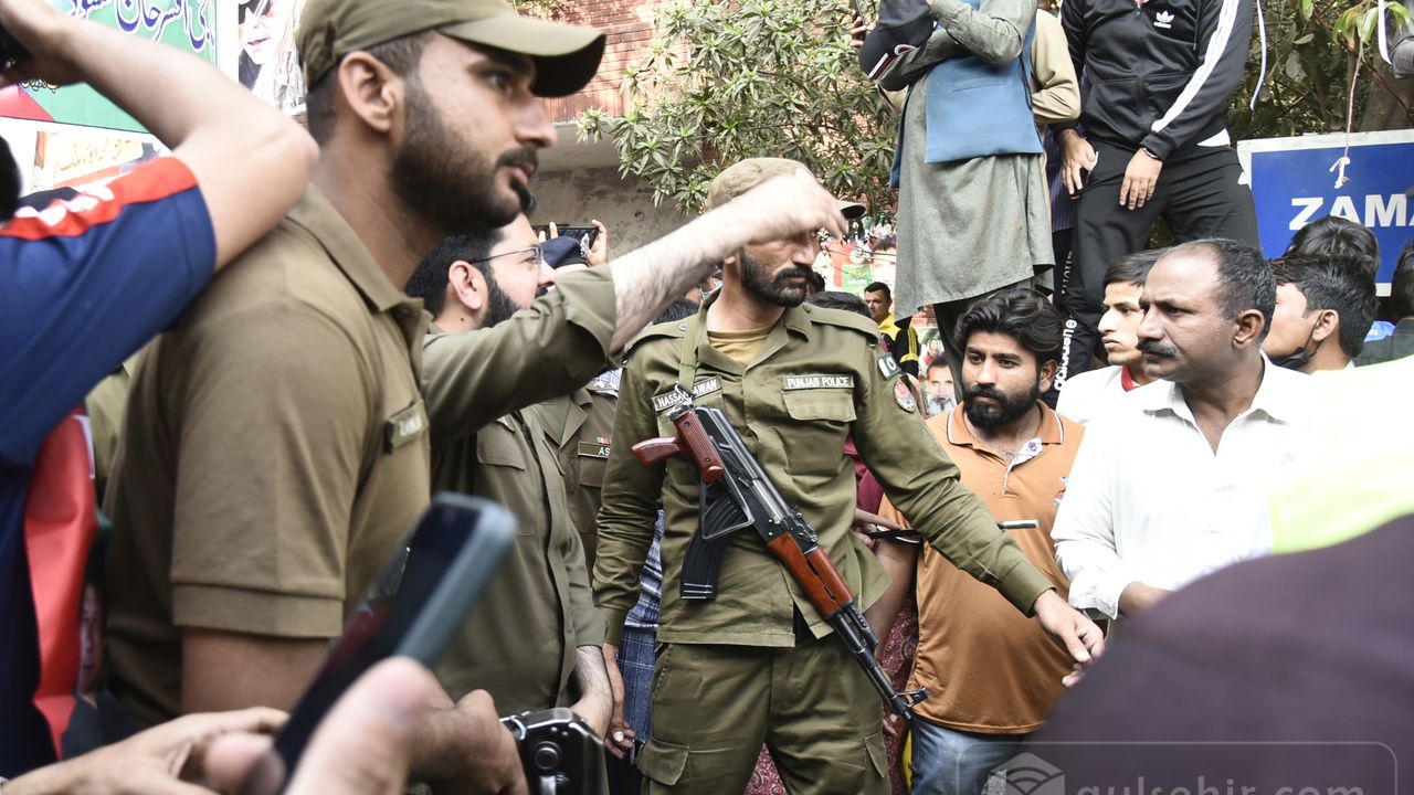 Pakistan'da eski Başbakan için tutuklama emri çıktı