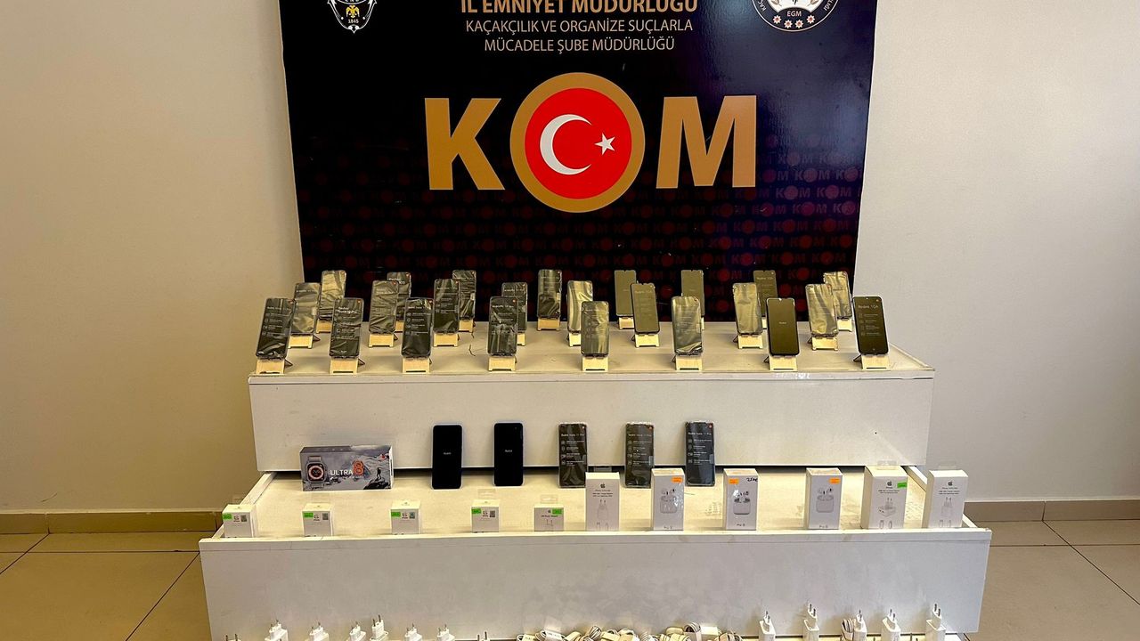 Konya'da duvara gizlenmiş kaçak telefonlar ele geçirildi