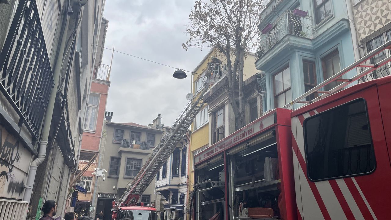 Kadıköy'de 2 katlı tarihi binada yangın çıktı