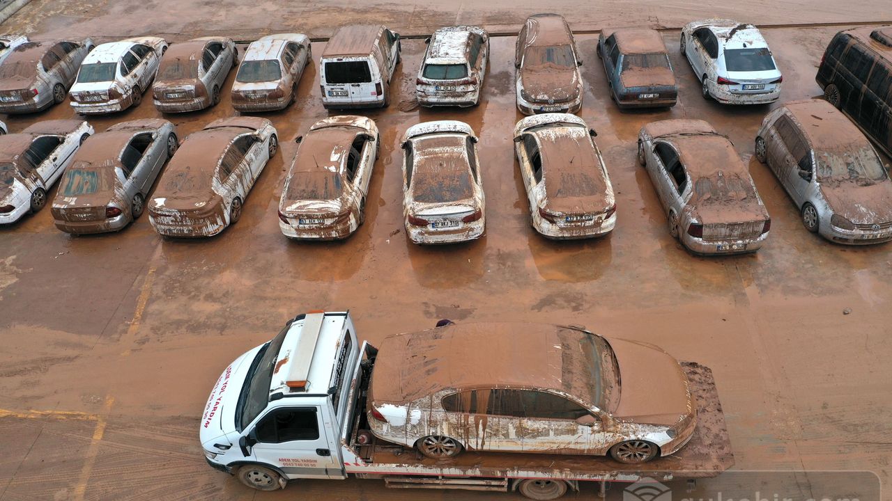 Şanlıurfa'da selin vurduğu otoparktaki araçlar çıkarıldı