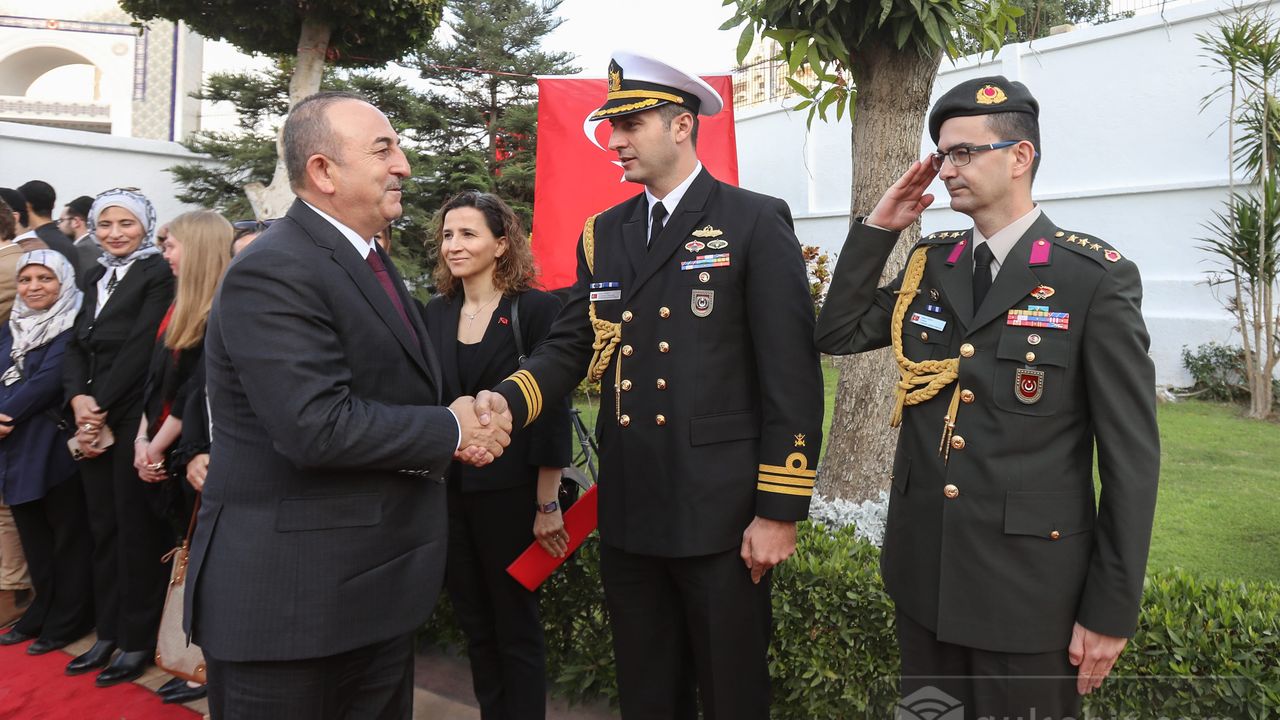 Bakan Çavuşoğlu  Kahire'de Türk Şehitliği'ni ziyaret etti