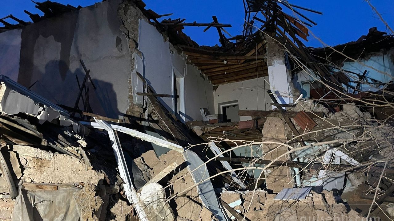 Malatya'da ağır hasarlı binanın yarısı çöktü