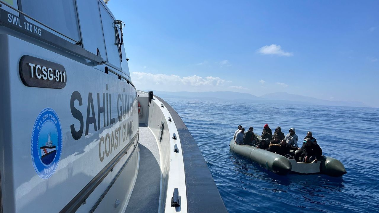 Ölüme Terkedilen 41 Göçmen Sahil Güvenlik Ekiplerince Kurtarıldı