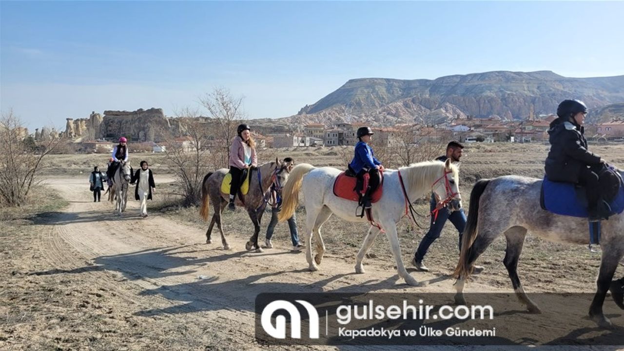 Nevşehir'de depremzedeler için at binme etkinliği