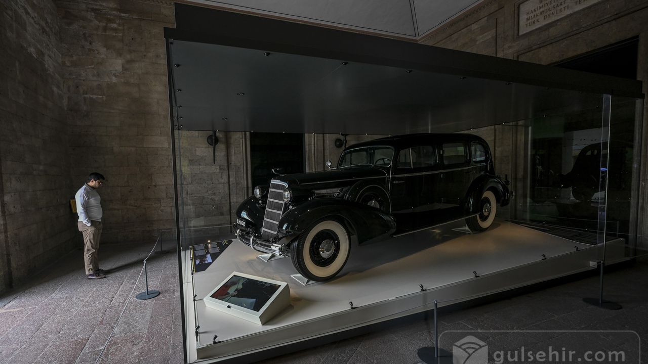Atatürk'ün arabası Anıtkabir'de sergileniyor