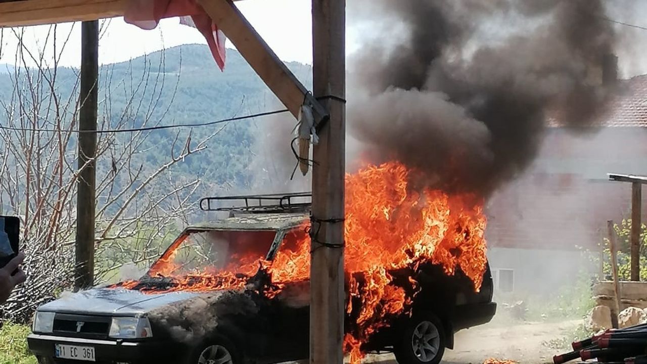 Bilecik'te duran bir araç aniden yanmaya başladı