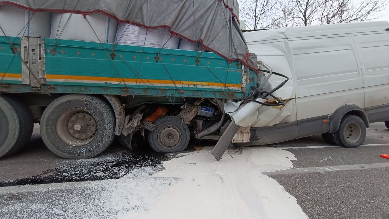 Bursa'da kamyonet tıra çarptı, 2 kişi hayatını kaybetti