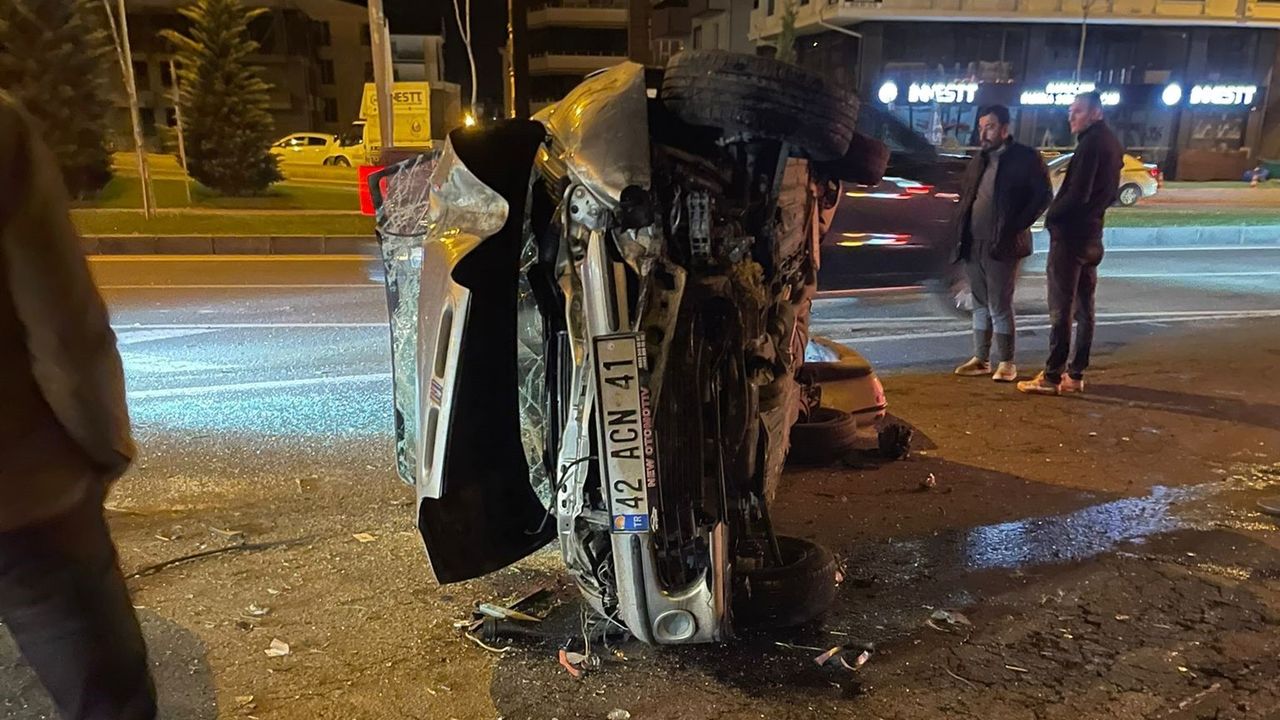 Nevşehir'de otomobil refüje çarparak devrildi