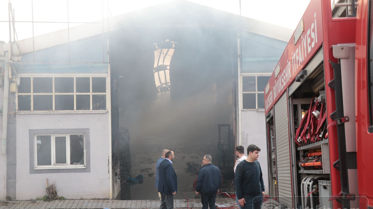 Kayseri'de mobilya fabrikası alevler içinde kaldı