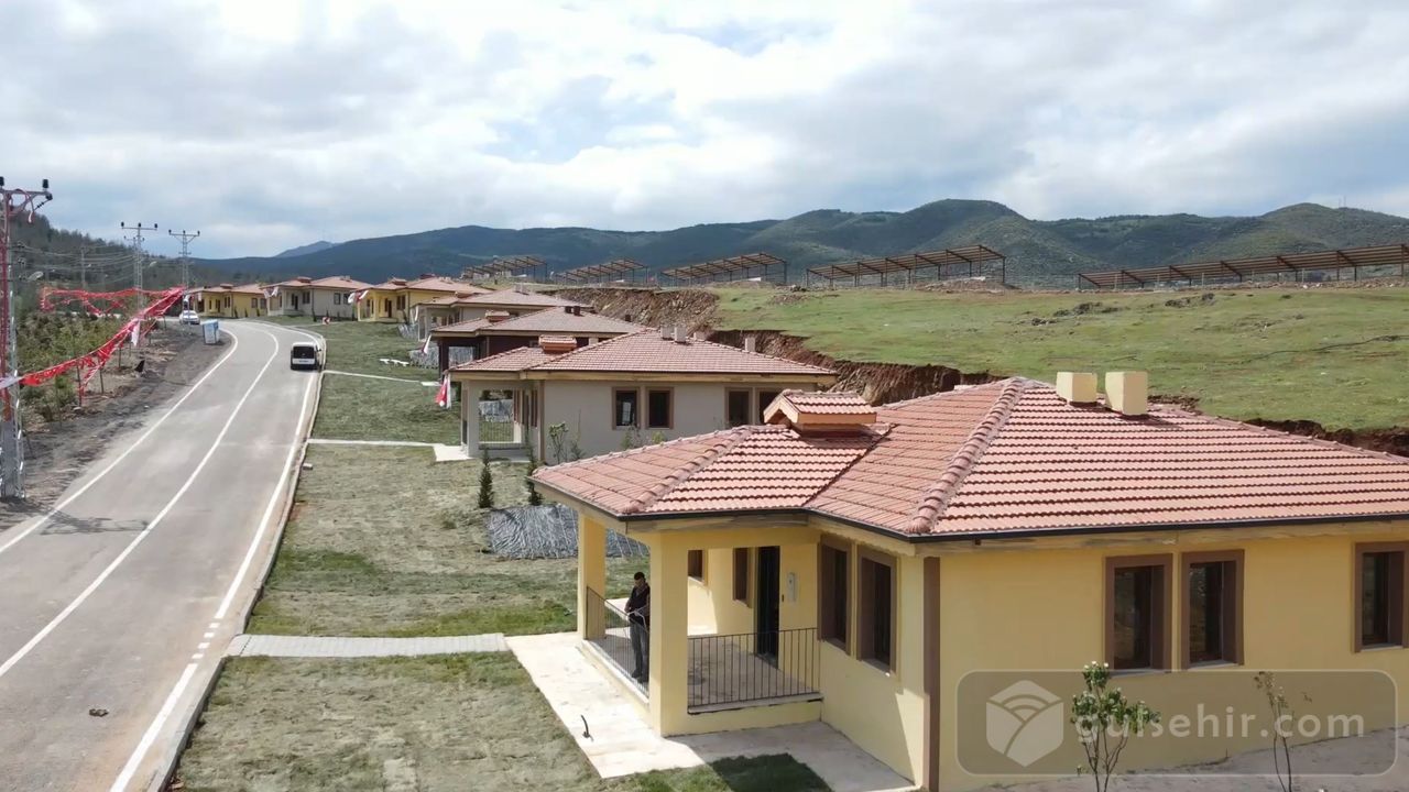 Bakan Kurum, Nurdağı'ndaki köy evlerini değerlendirdi