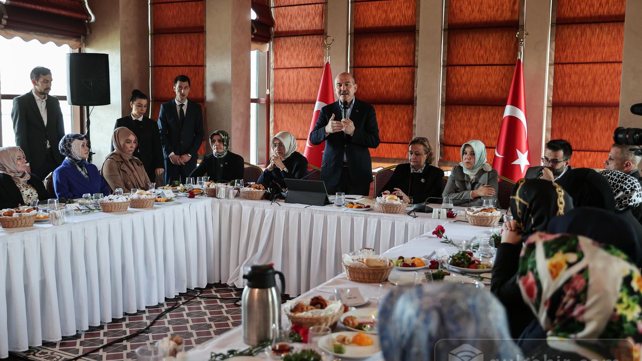 Bakan Soylu, Beyoğlu'nda STK başkanlarıyla buluştu