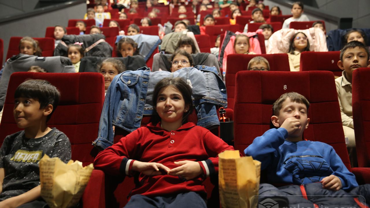 Nevşehir'de depremzede çocuklar film galasına katıldı