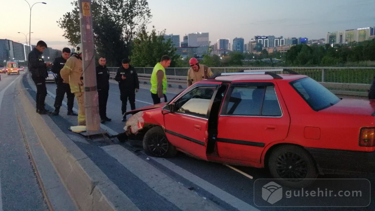 İstanbul'da otomobil refüje çarptı, sürücü yaralandı