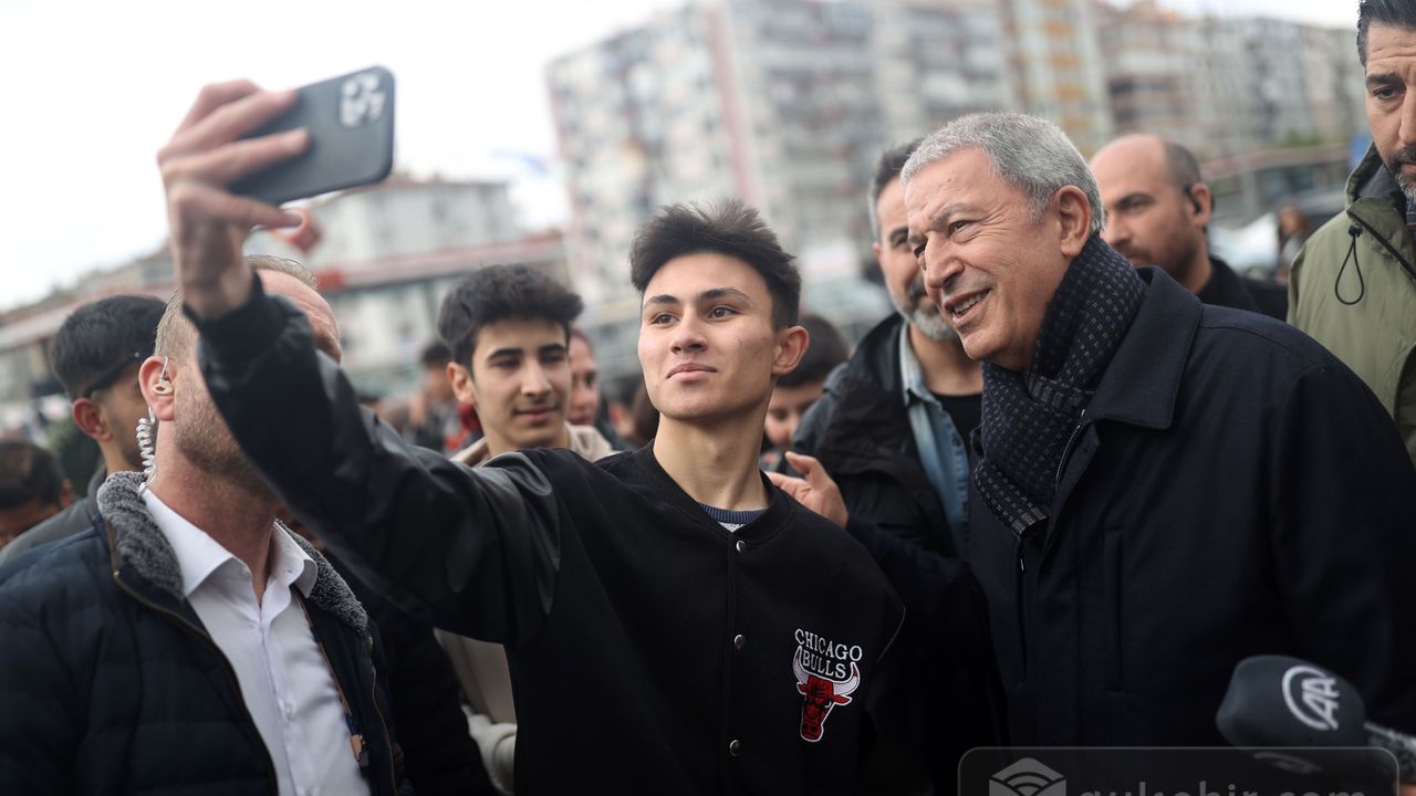 Bakan Akar, Kayseri'de öğrencilerle görüştü